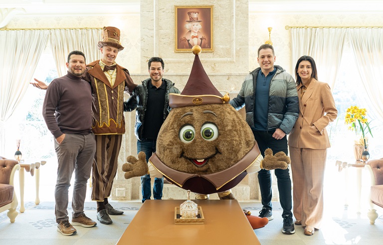 Chocoland recebe ilusionistas Henry e Klauss durante temporada em Gramado