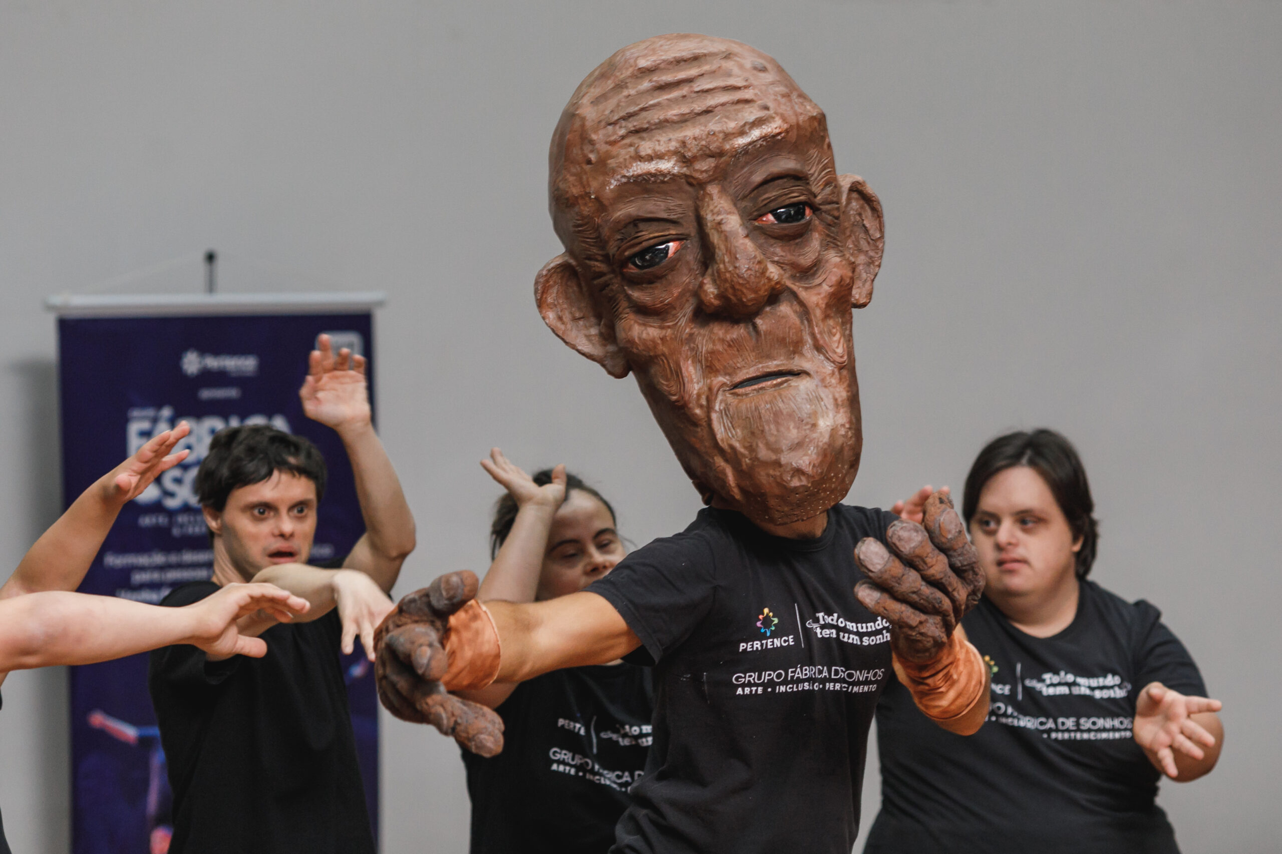 Grupo gaúcho Fábrica de Sonhos, que estimula o desenvolvimento artístico de jovens PCDs, celebra 5 anos com apresentação de nova peça de teatro no interior do RS