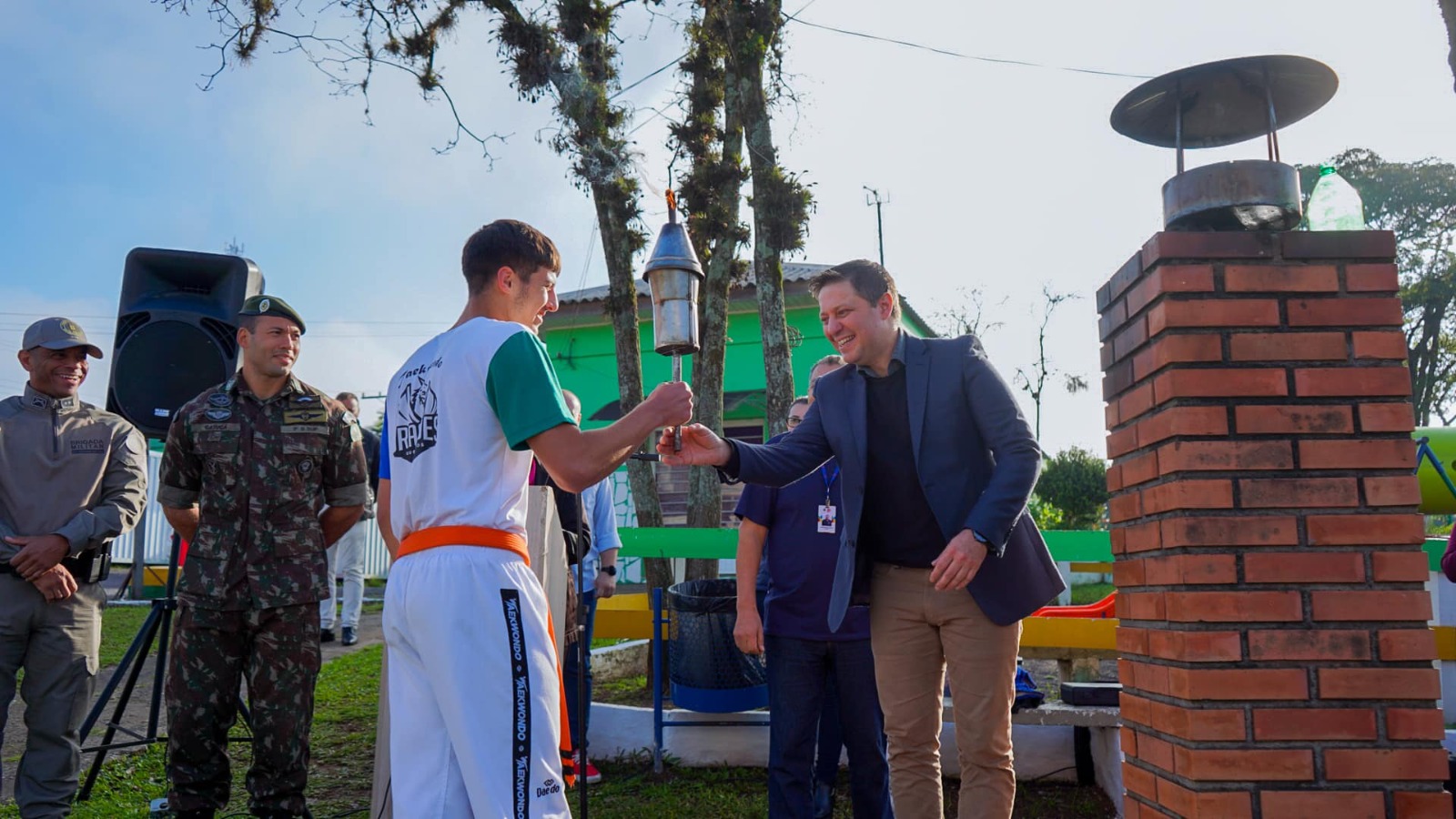 PREFEITO BATTISTELLA RECEBE A CHAMA DA PÁTRIA