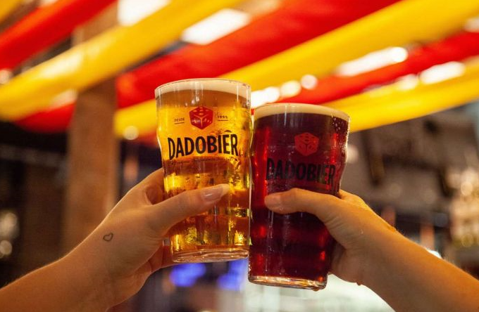 3ª edição da Oktoberfest do Food Hall Dado Bier terá competição de quem toma ‘chope em metro’ mais rápido 