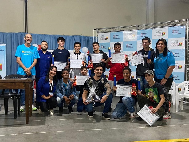 Jovens em situação de vulnerabilidade social se formam em curso de barbeiro na Restinga