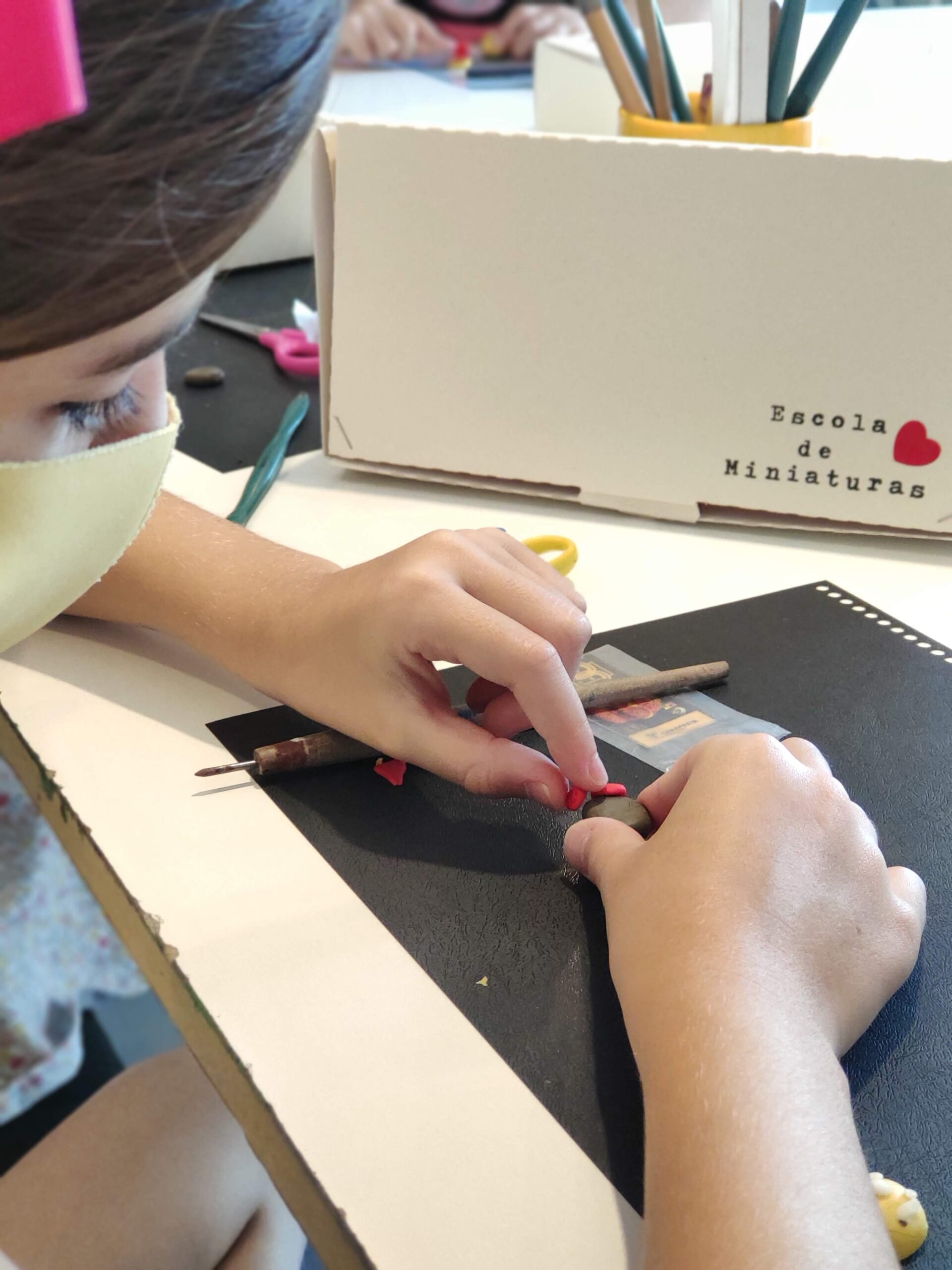 Gravura Galeria de Arte promove oficina de miniaturas para crianças e adolescentes