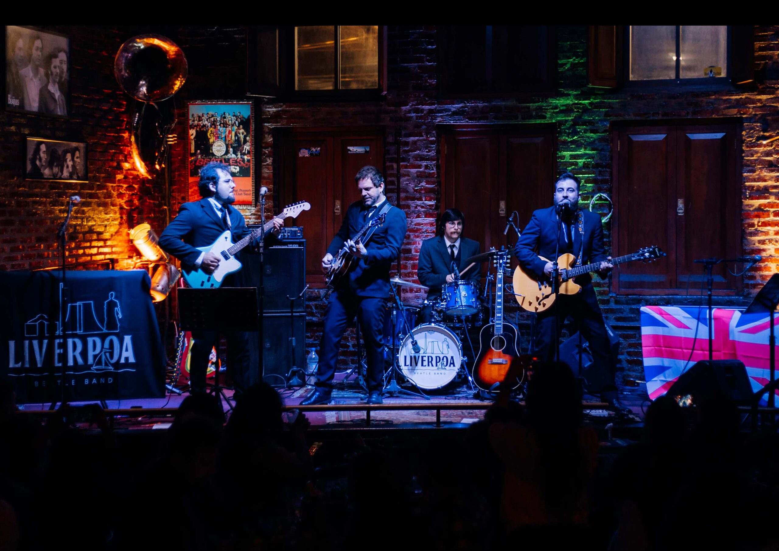 Carnaval na praia: Liverpoa Beatle Band faz show gratuito em Atlântida