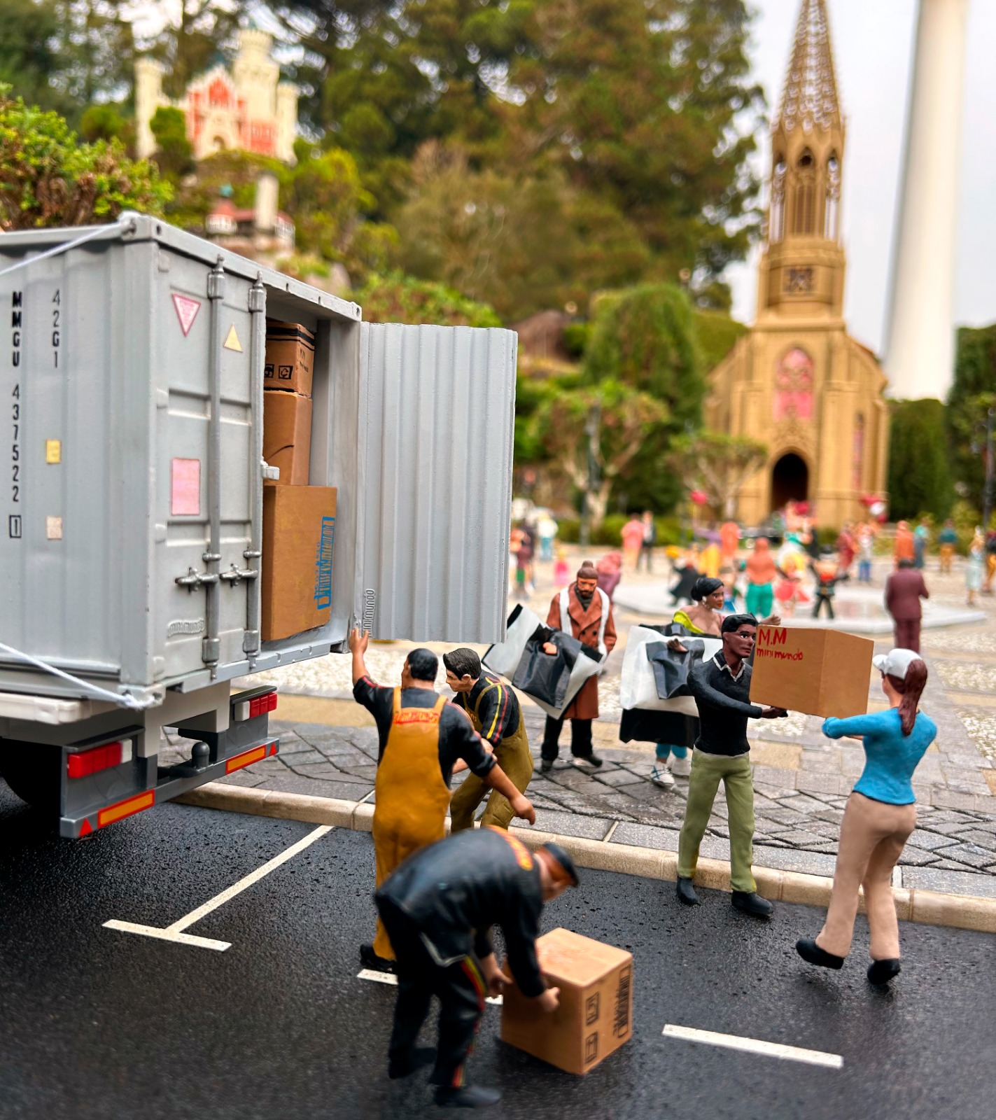 Mini Mundo instala cena para incentivar doações ao povo gaúcho na cidade em miniatura 