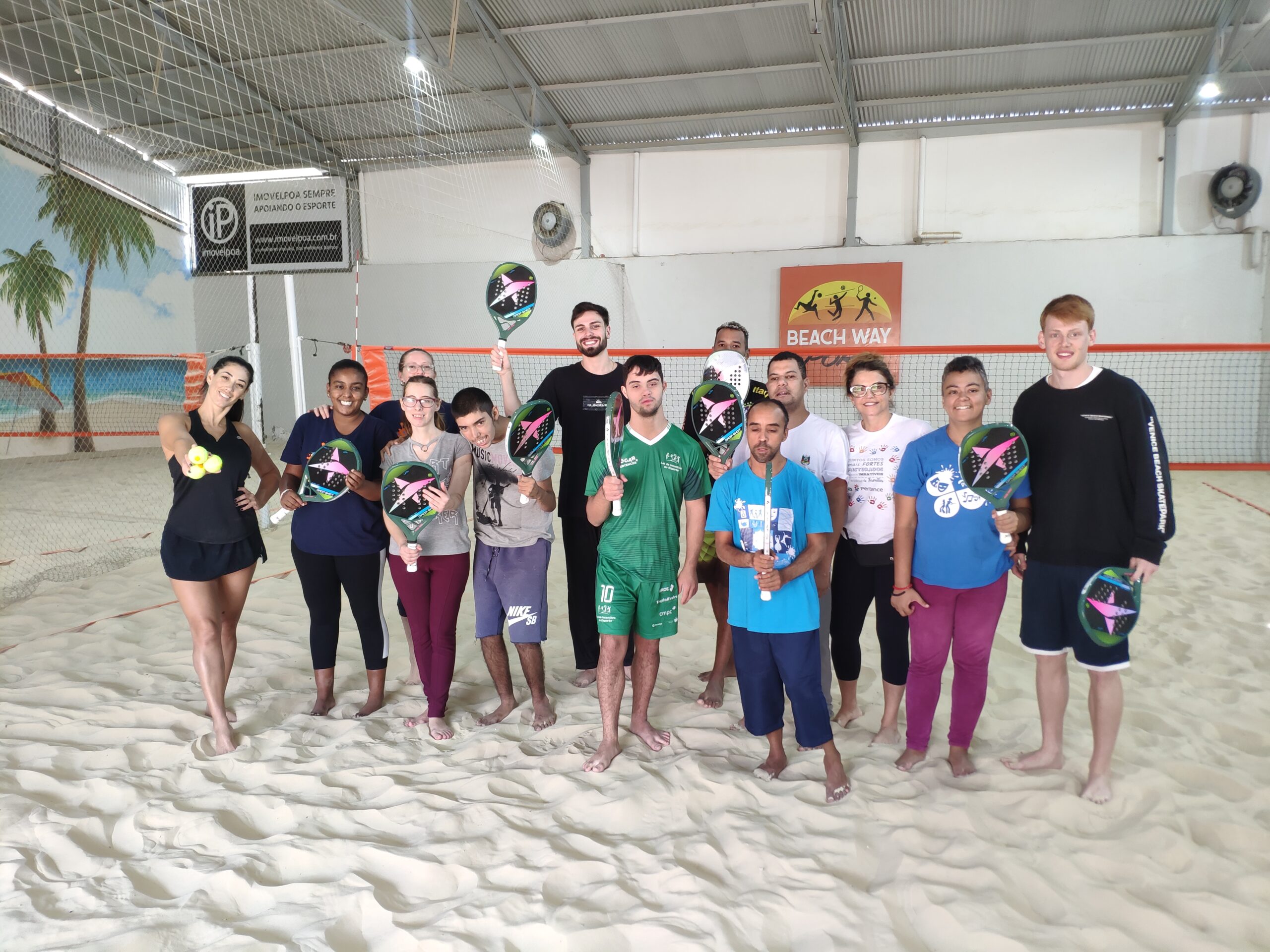 Aulas gratuitas de Beach Tennis são ofertadas para adolescentes em Porto Alegre