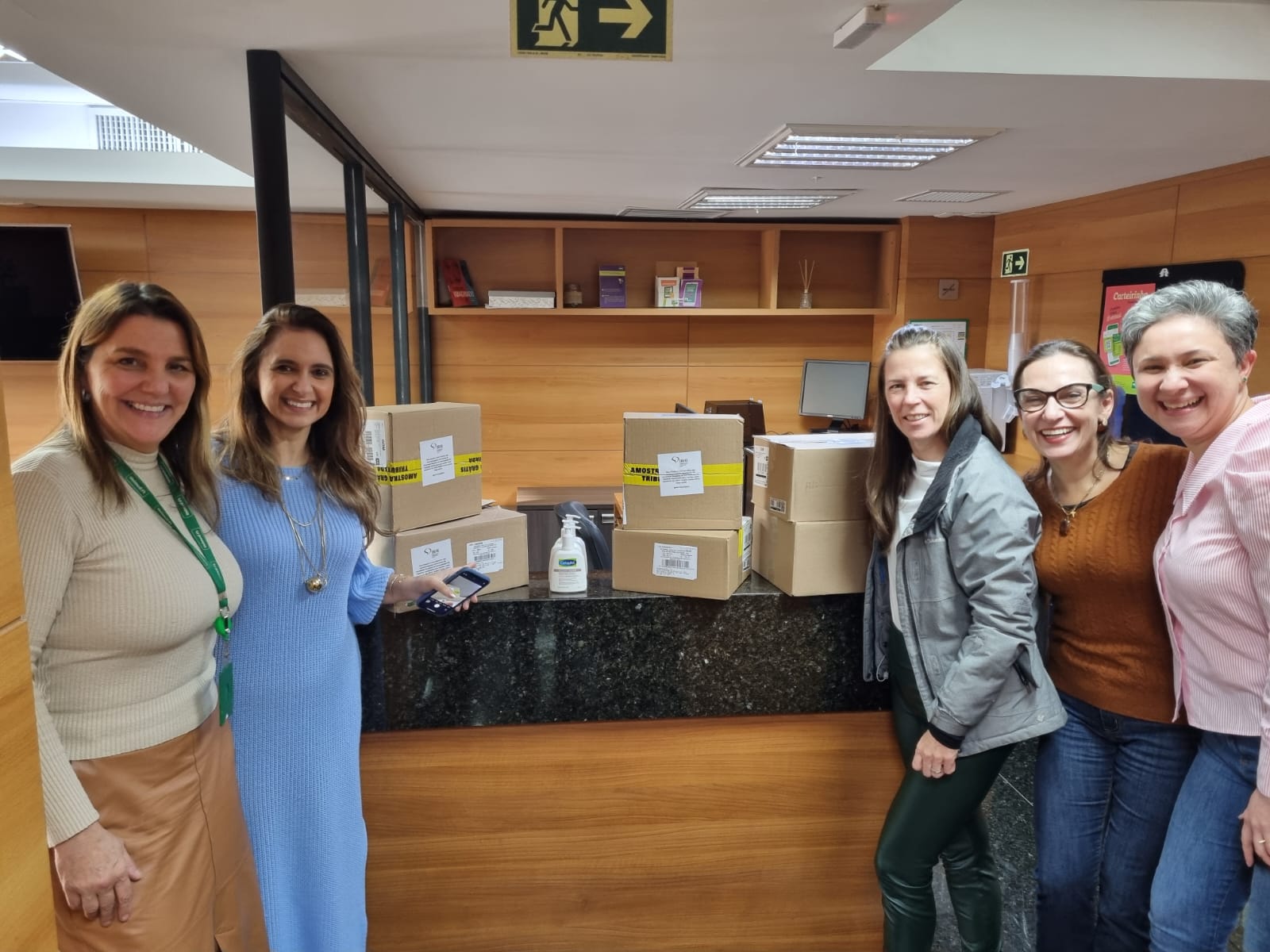 Proteção, cuidado médico e carinho são marcas no trabalho de dermatologistas voluntários em abrigos