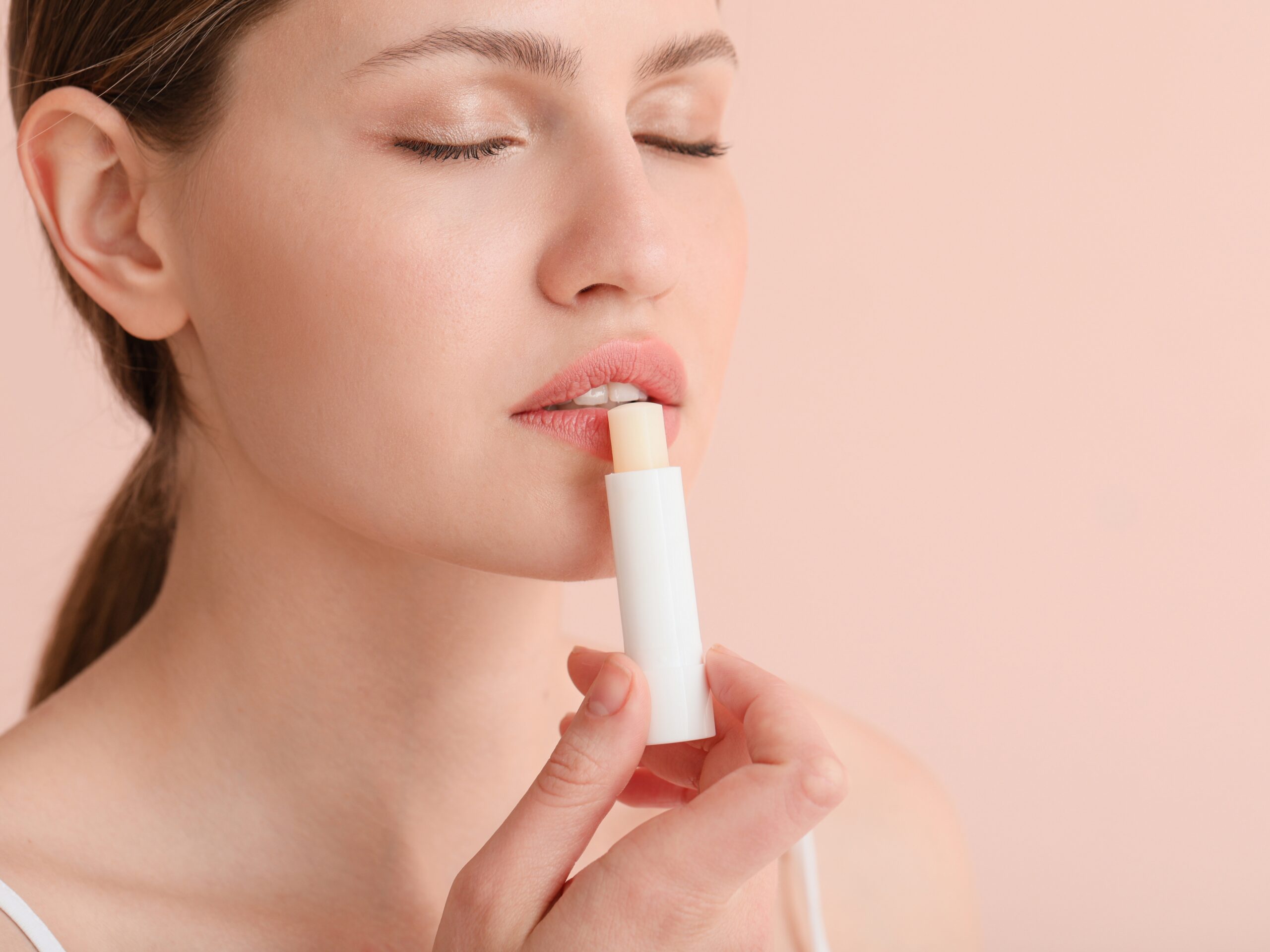 Como evitar o ressecamento dos lábios no frio?