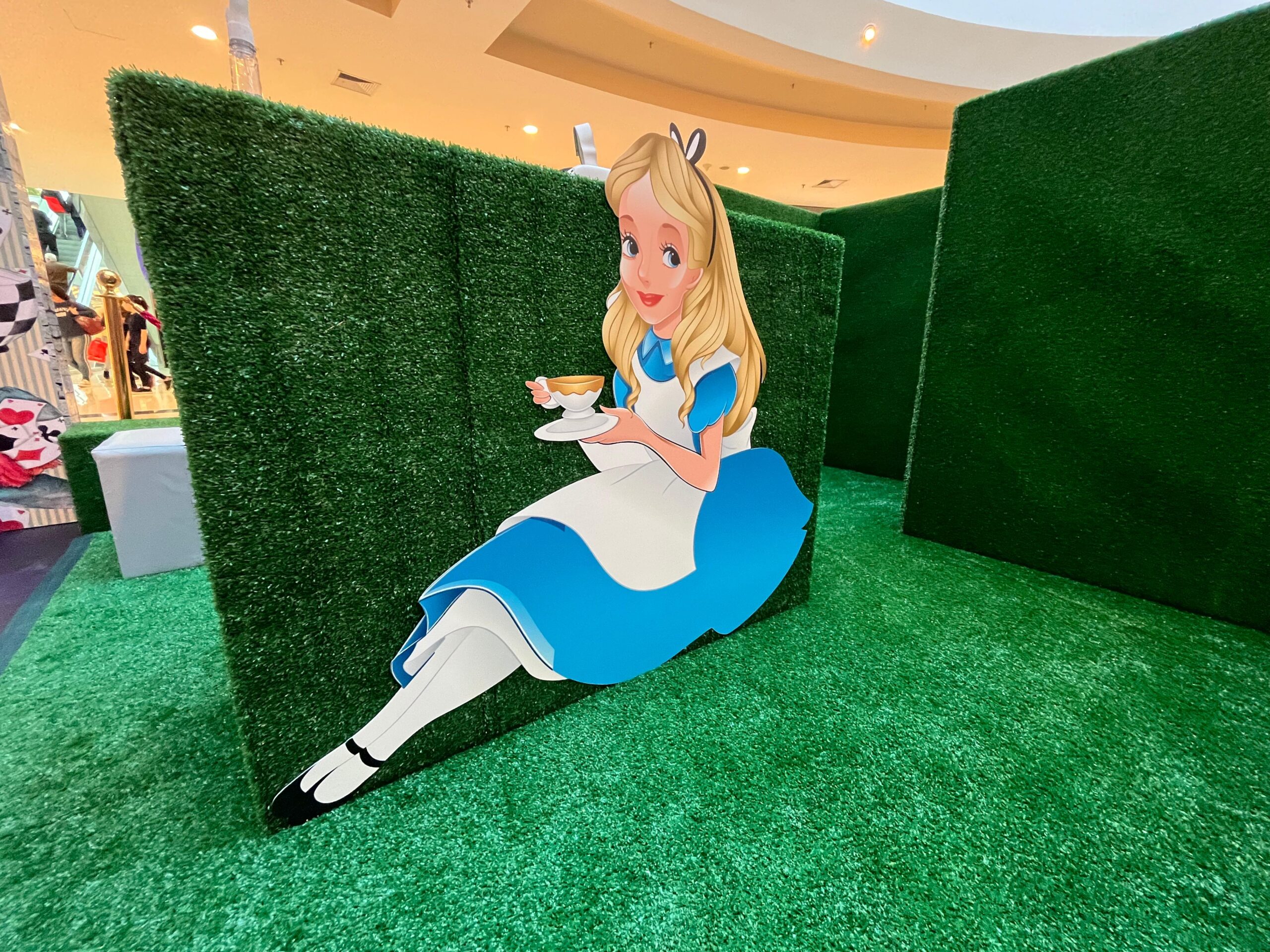 Alice no País das Maravilhas é atração de férias de inverno no BarraShoppingSul