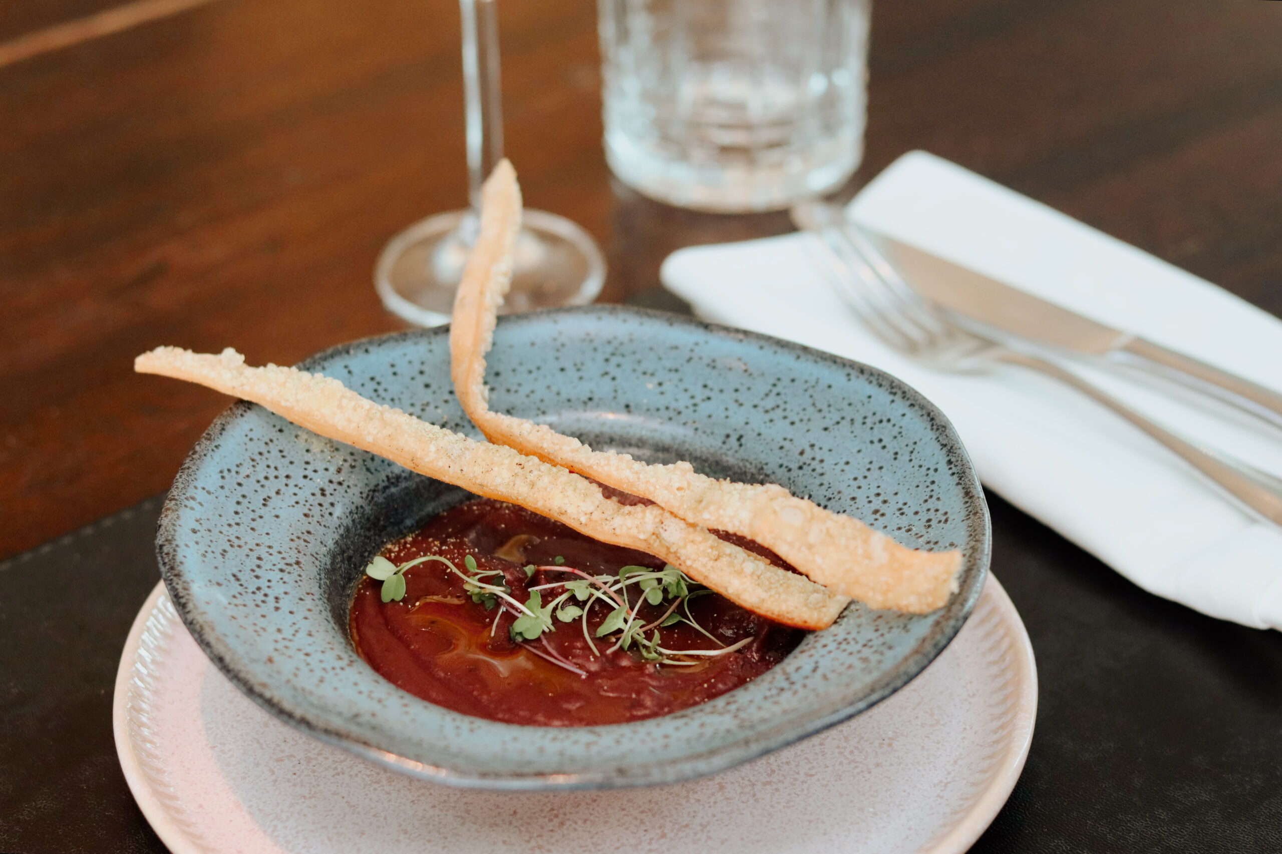 Bah Restaurante em clima de comemoração: experiência em cinco tempos e taças cheias de história