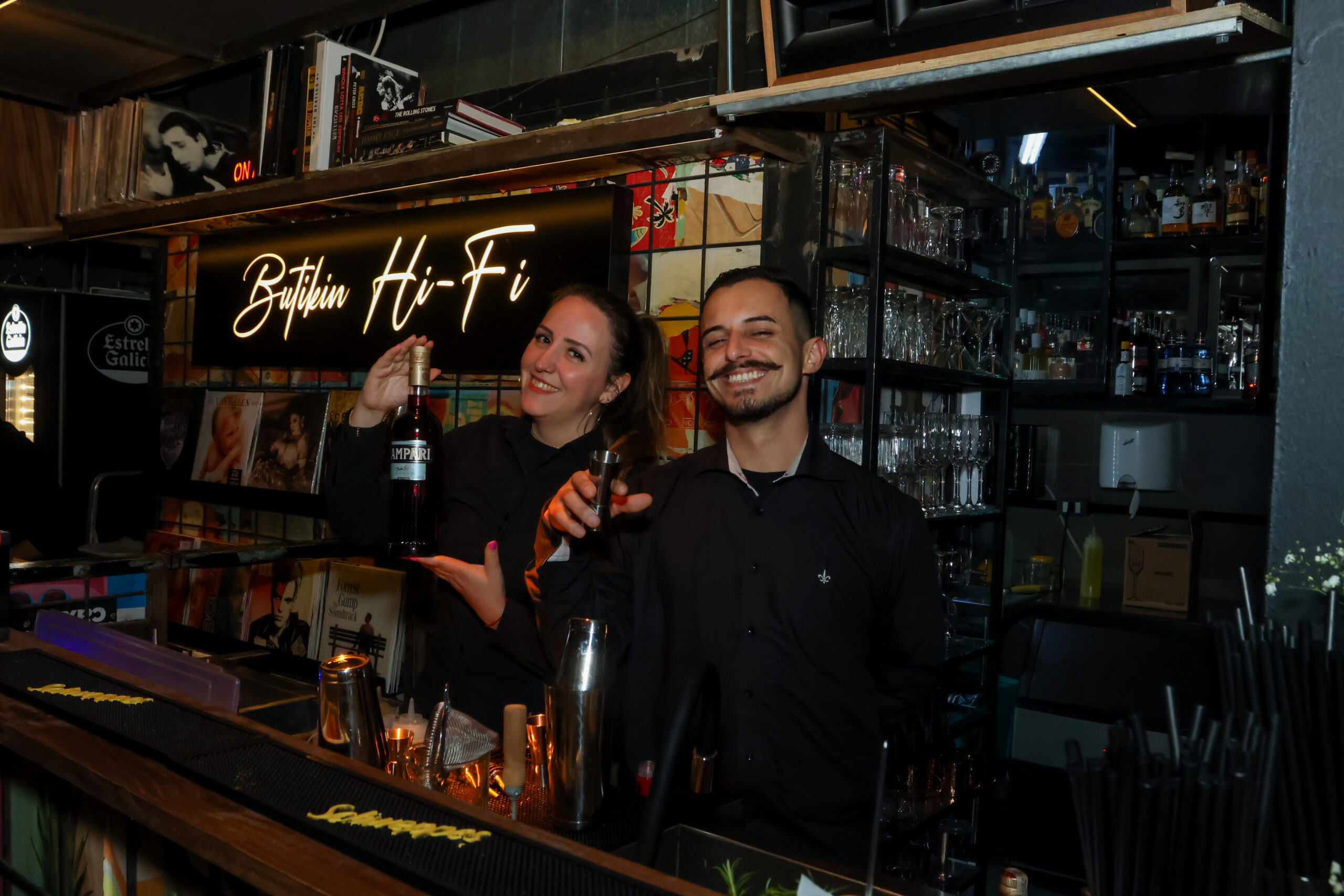 6ª edição do Negroni Day no Encouraçado Butikin coloca as pratas da casa atrás do balcão com show de jazz com Débora Neto