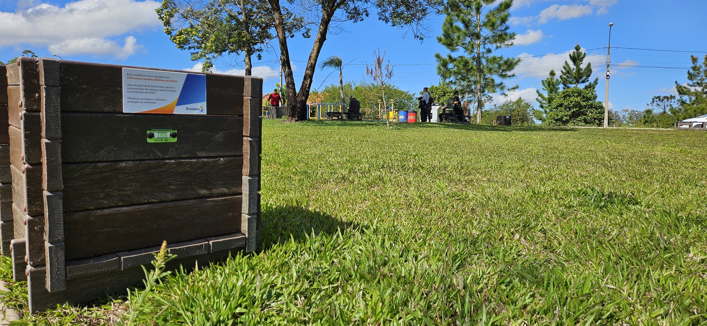 Espaços públicos de Nova Santa Rita recebem mobiliário sustentável