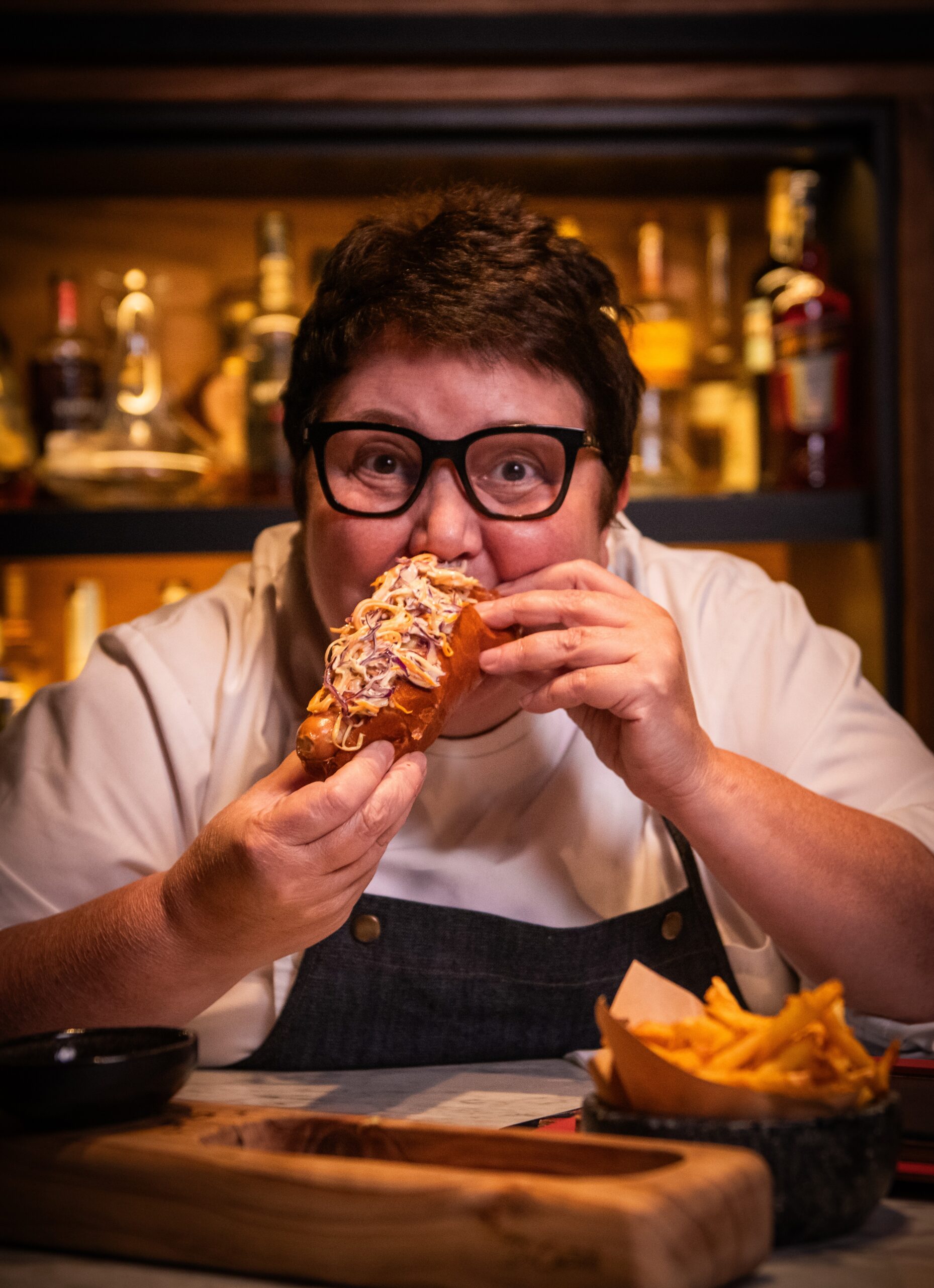 O sabor de uma memória: Ocre celebra o Dia do Cachorro-Quente com duas criações de Roberta Sudbrack em Gramado